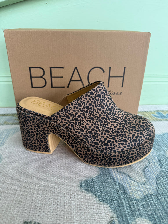 Leopard clog